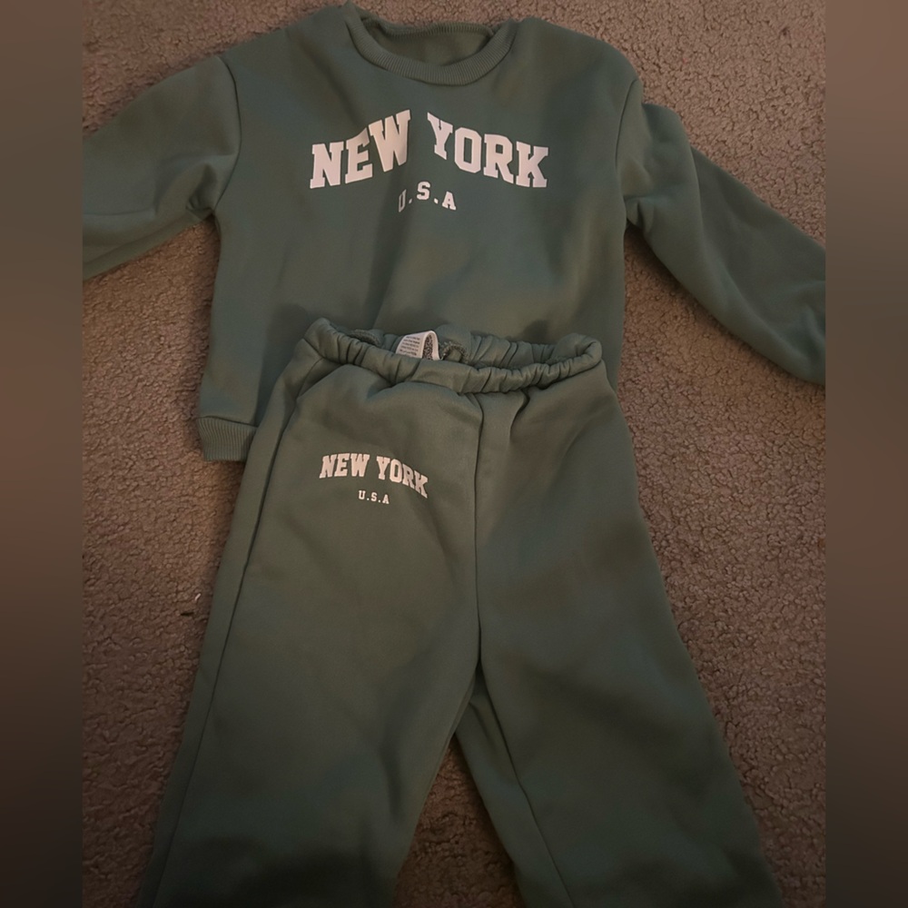 SHEIN Kids Green New York Sweatpants Set